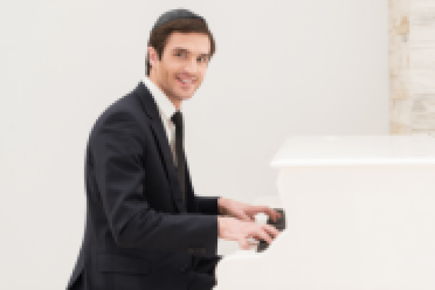 אדם דתי מנגן על גיטרה